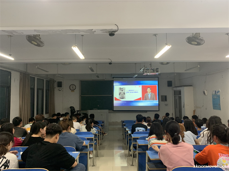 集中观看思政课照片